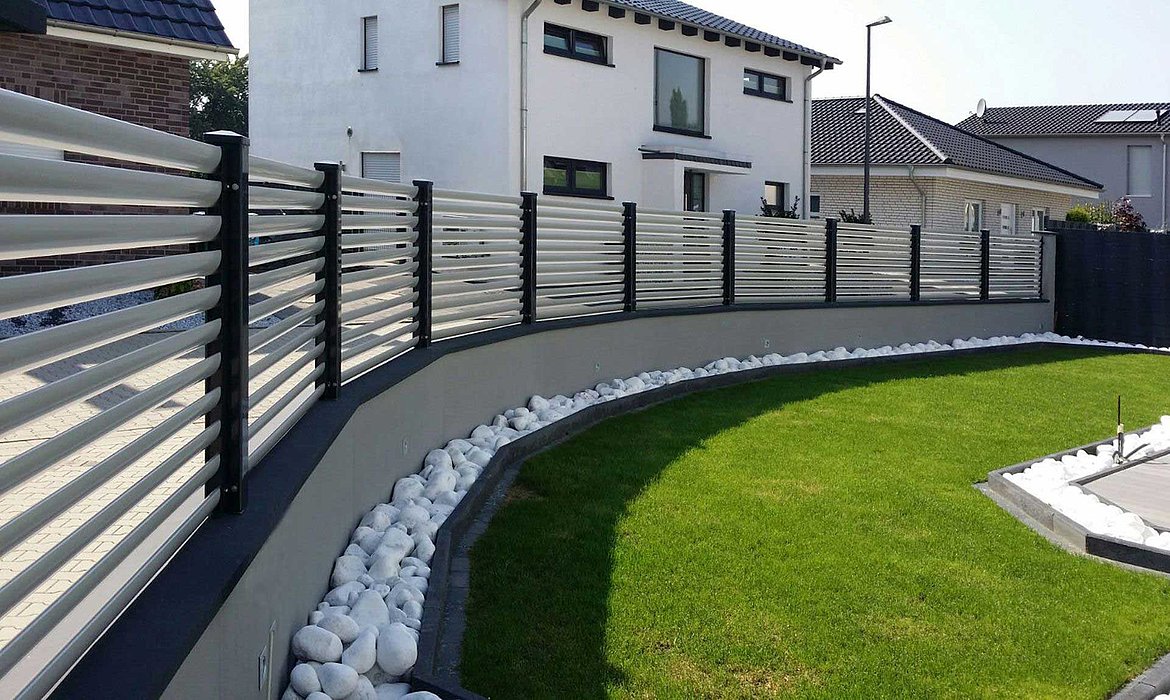 Quelle hauteur de clôture rigide choisir pour son jardin