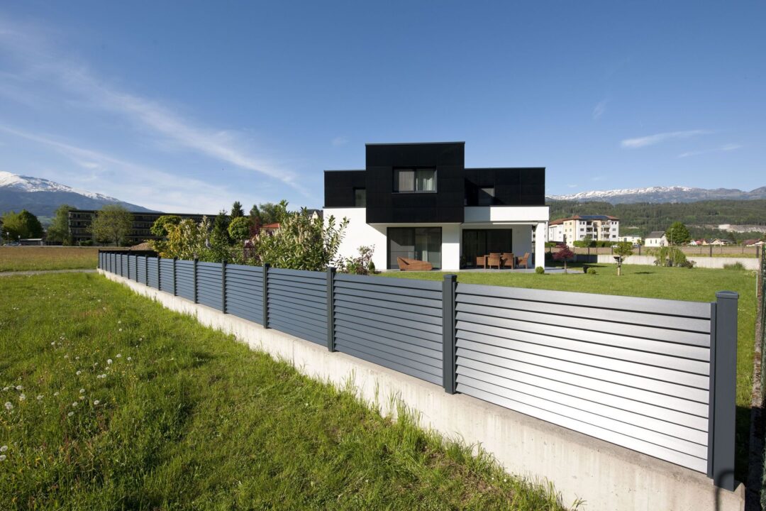 Quelle hauteur de clôture rigide choisir pour son jardin