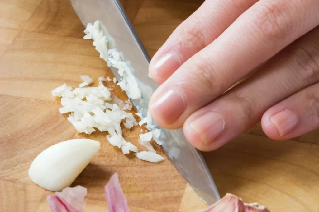 Comment hacher une gousse d'ail