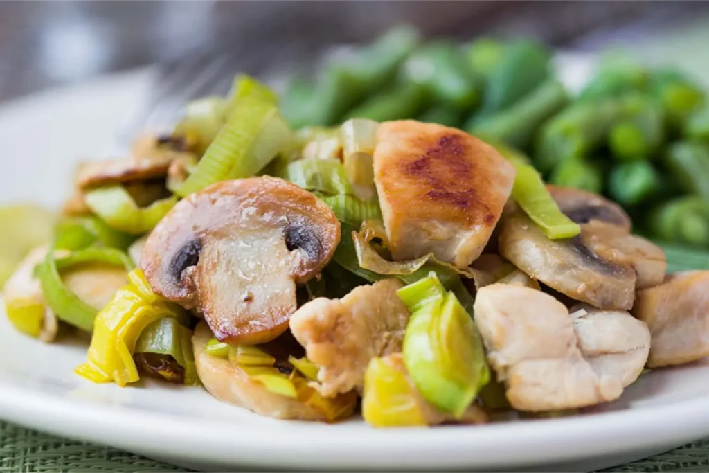 Filet de poulet rôti avec fondue de poireaux