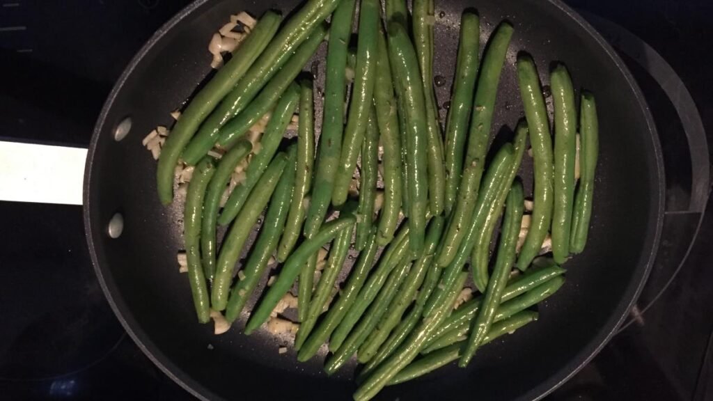 Haricots verts poêlés à l’ail