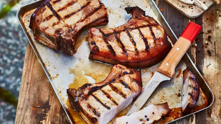 La côte de porc grillée