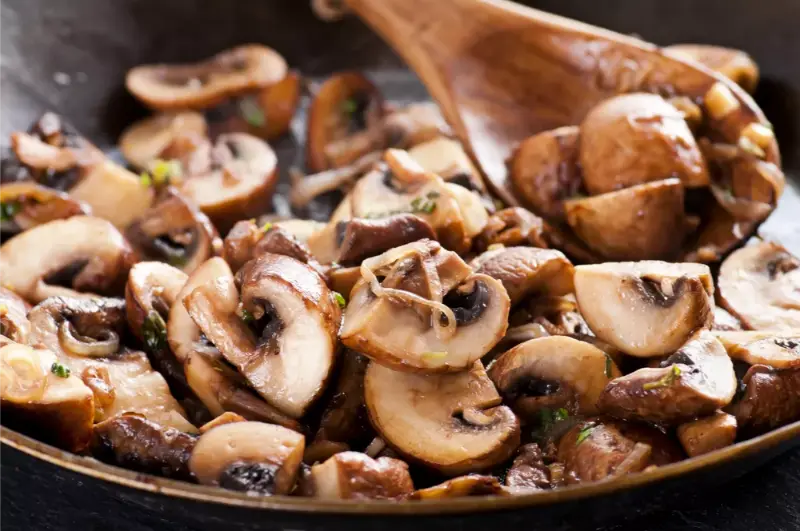des champignons poêlés (girolles, pleurotes, champignons de Paris) 1