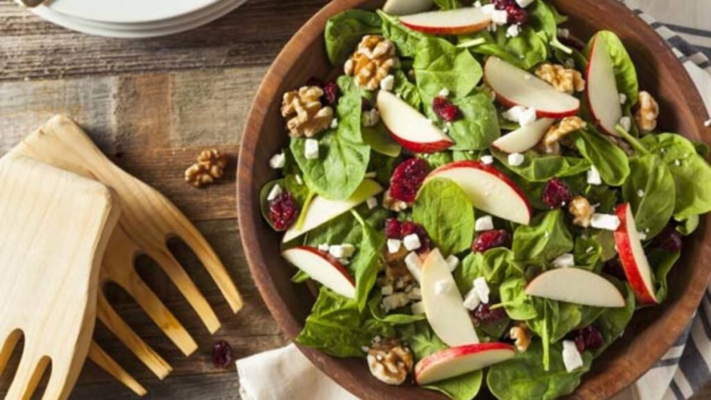 Salade croquante aux noix et fromage
