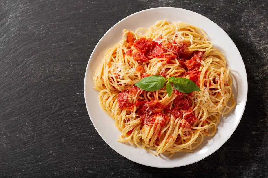 Pâtes fraîches avec une sauce tomate