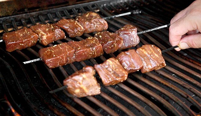 Quelle coupe de bœuf privilégier pour des brochettes tendres