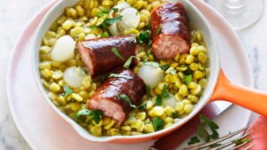 Saucisse fumÈe aux pois cassÈs et aux oignons nouveaux