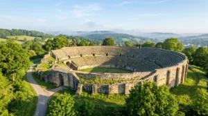 Amphithéâtre romain d'Autun, vue aérienne douce et ensoleillée, symbole historique de la ville.